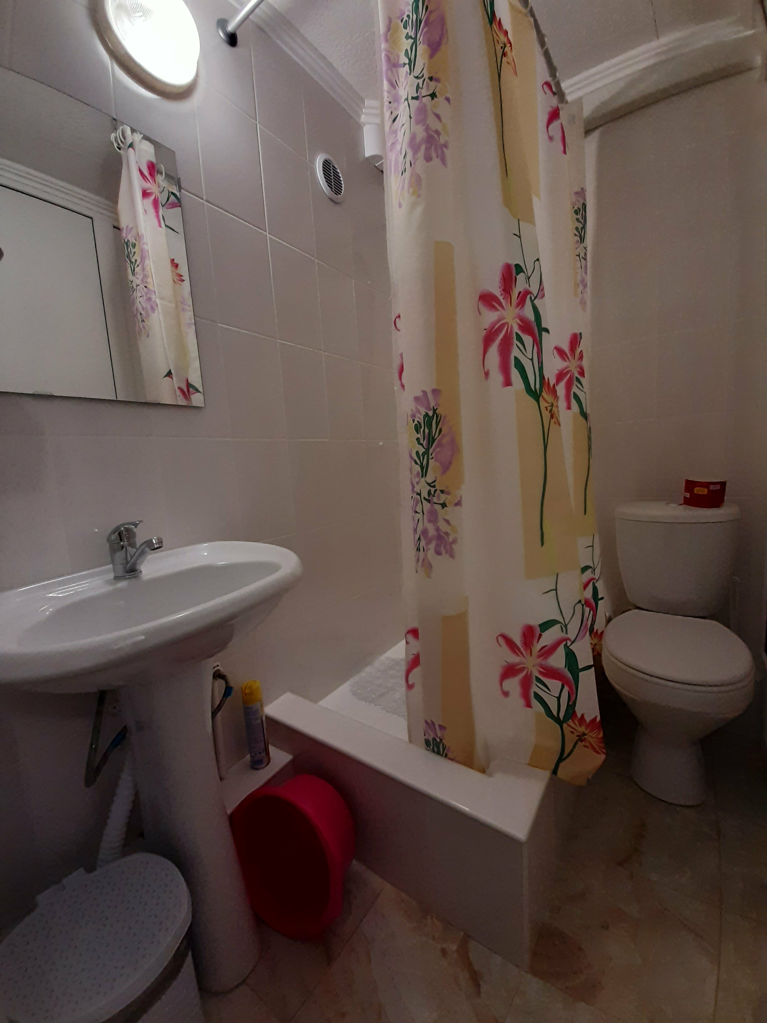 Четырехместный номер с собственной ванной комнатой вне номера