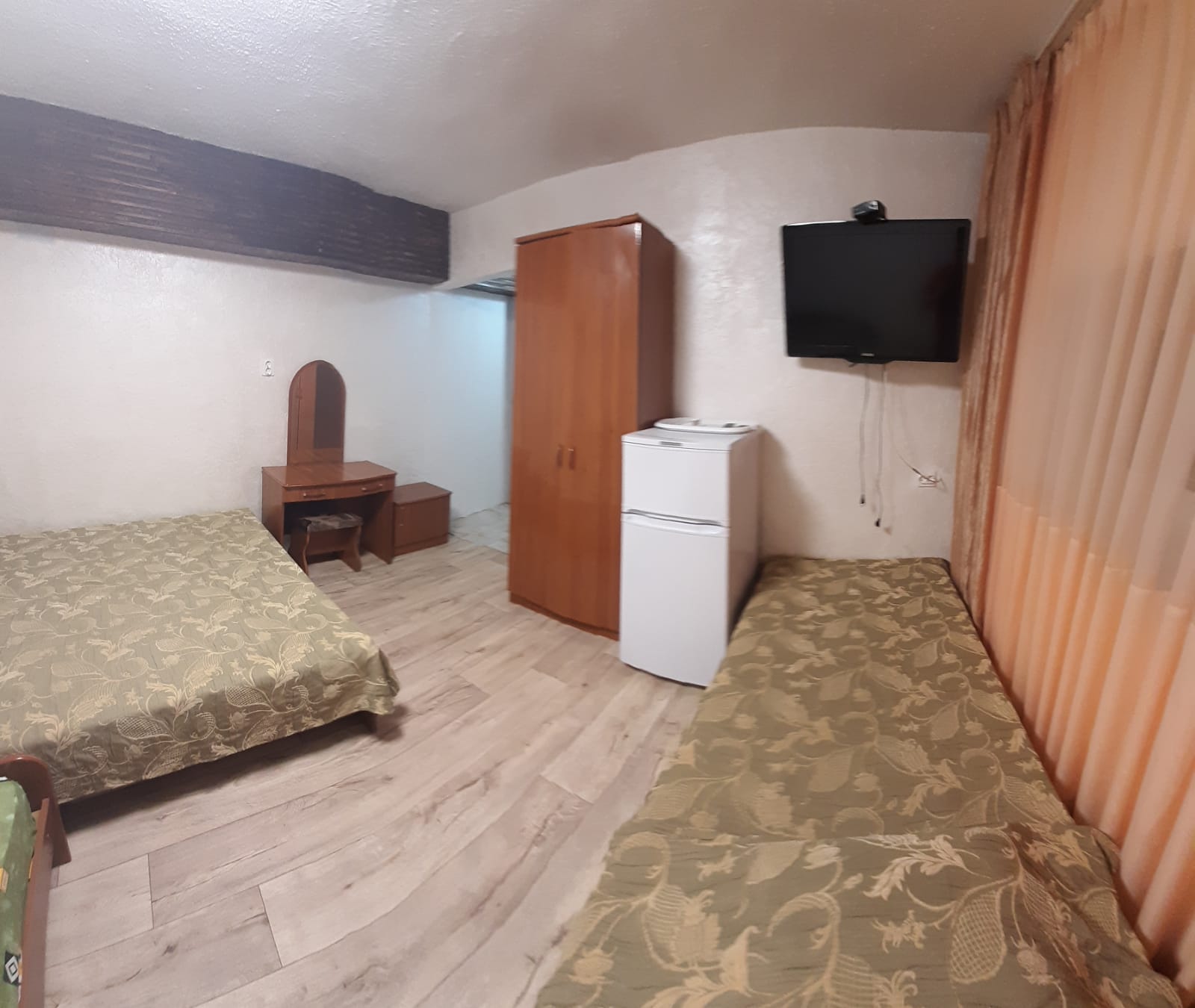 4- местная комната со своим с/у рядом с комнатой