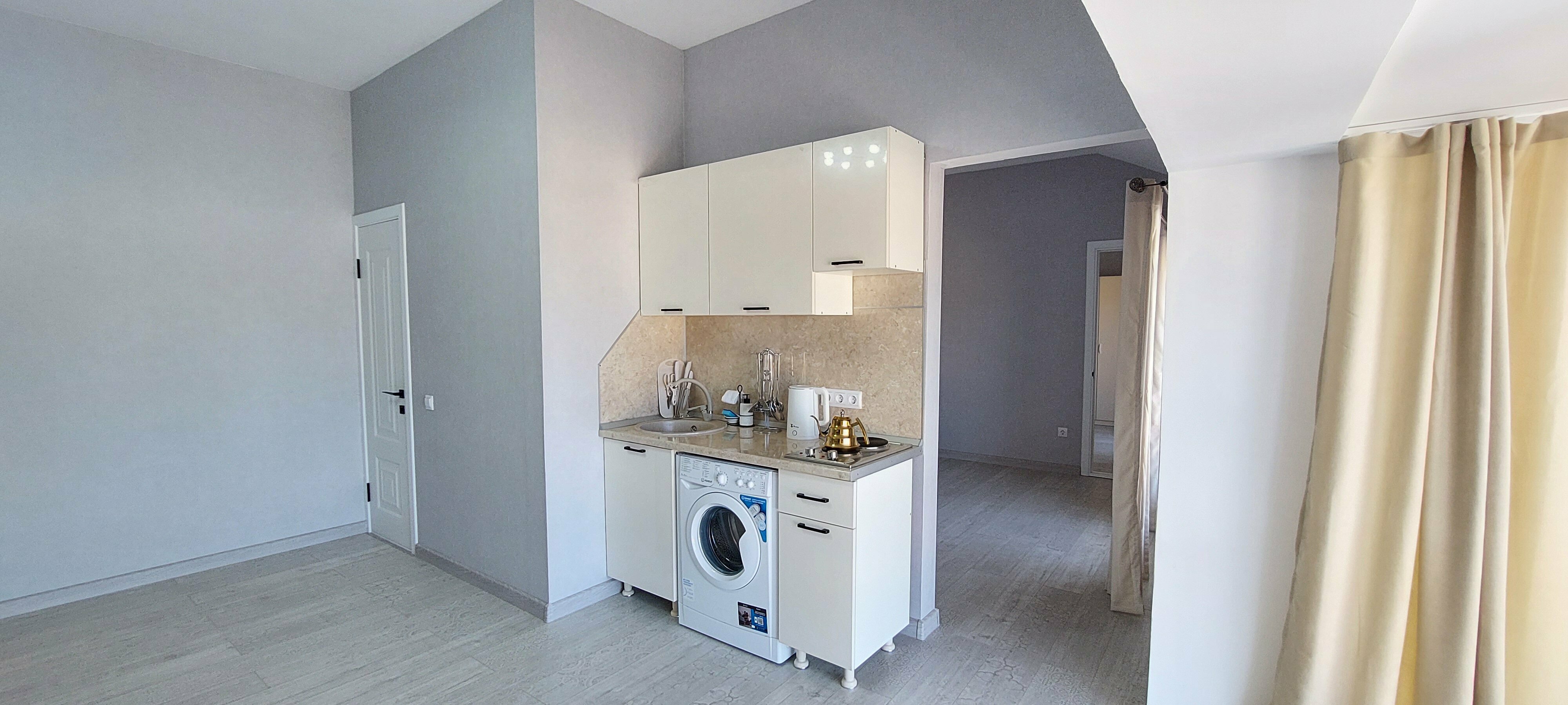 Семейный номер с боковым видом на море