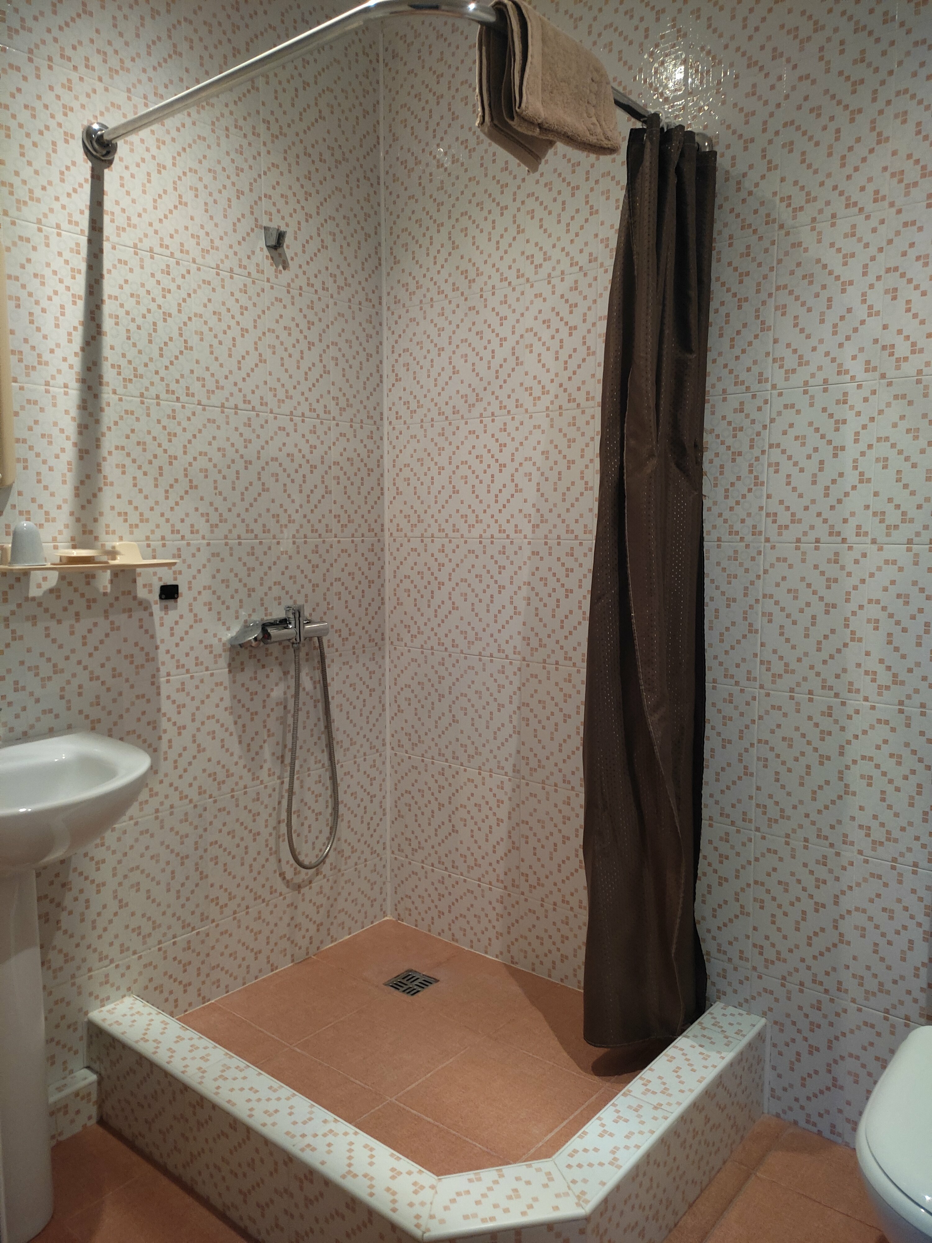 Семейный номер стандарт с личной внешней ванной комнатой с с/у, с видом на горы