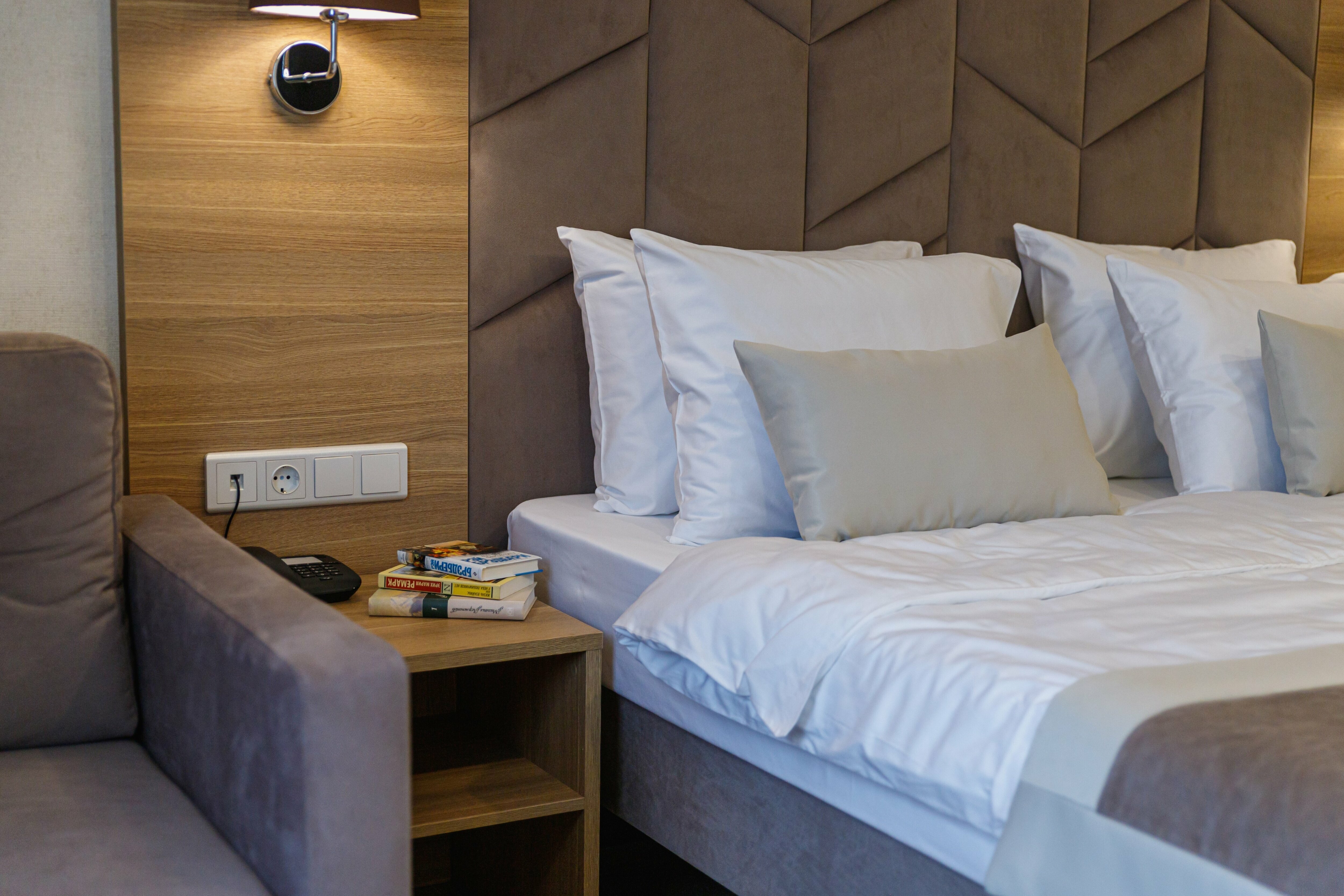 Трёхместный с двуспальной кроватью и дополнительным местом стандарт плюс