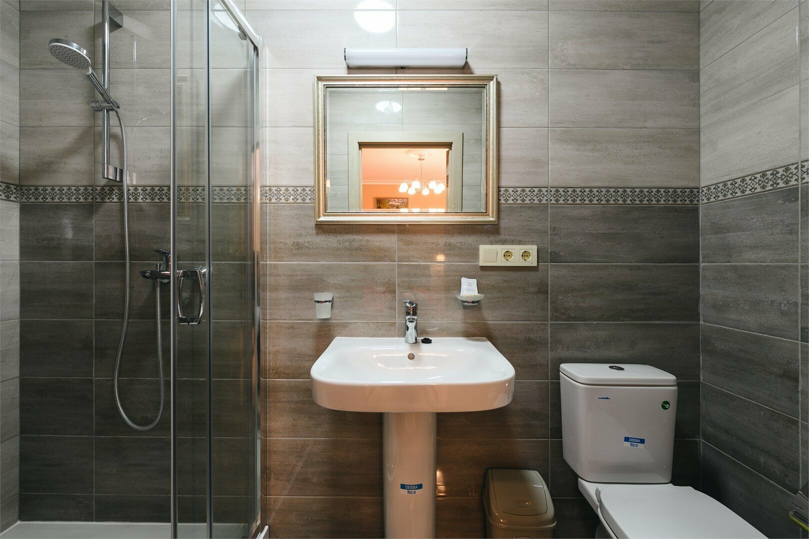 8 полулюкс с мини кухней,1 этаж