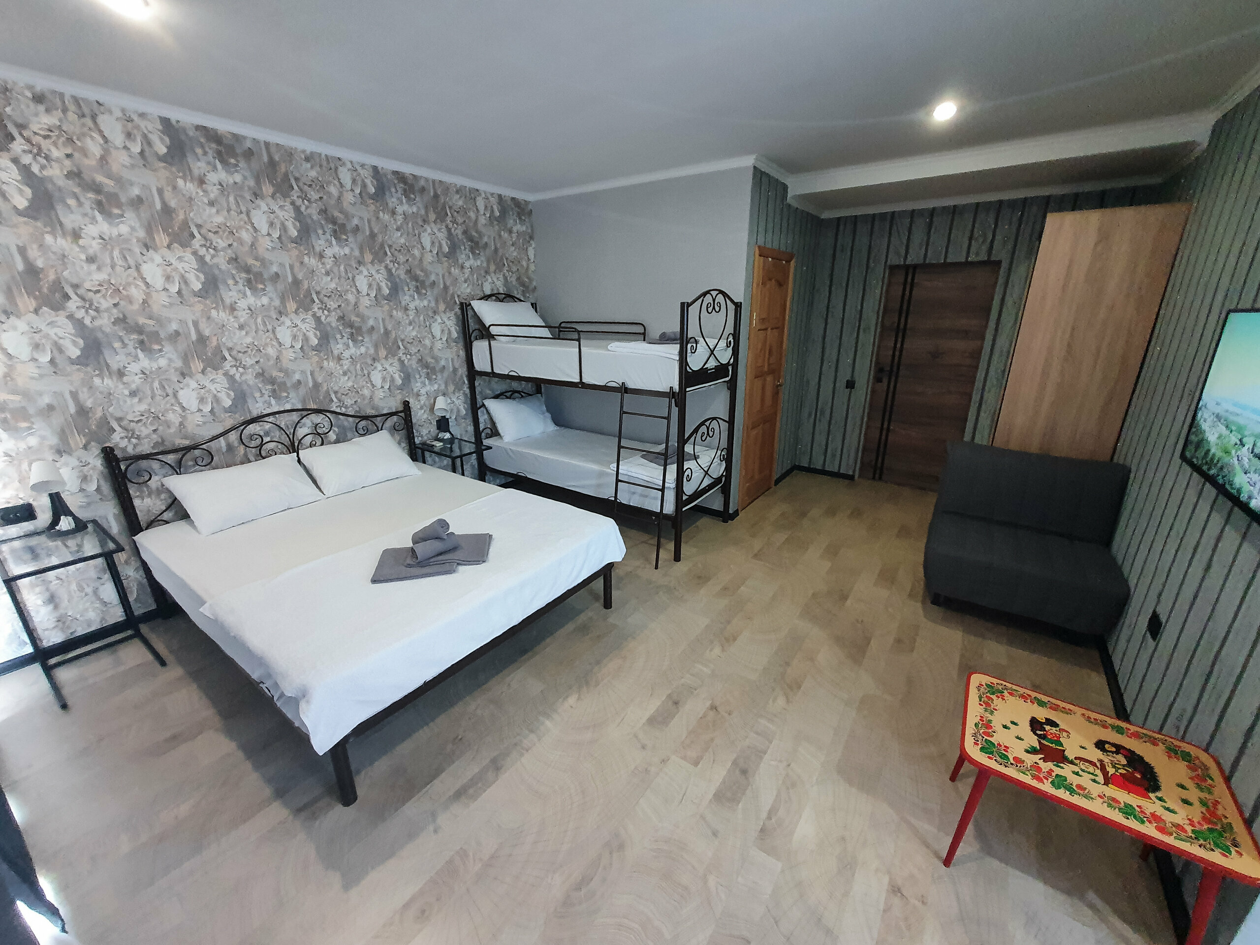 семейный номер с балконом и кухонным гарнитуром