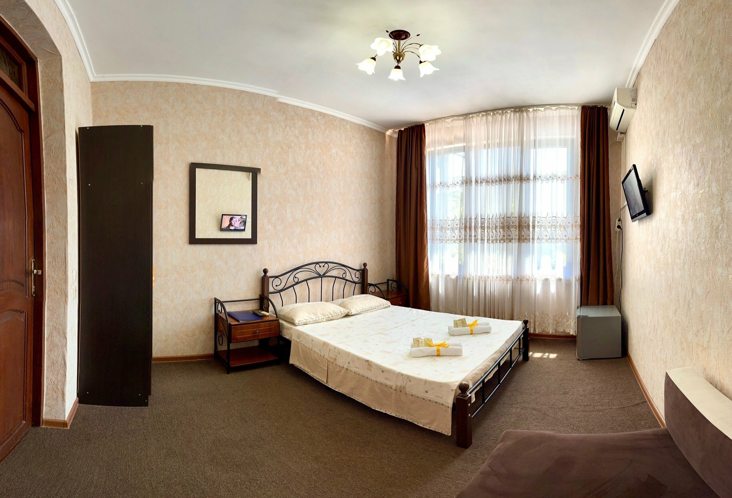 Трехместный номер эконом-класса с общей ванной комнатой