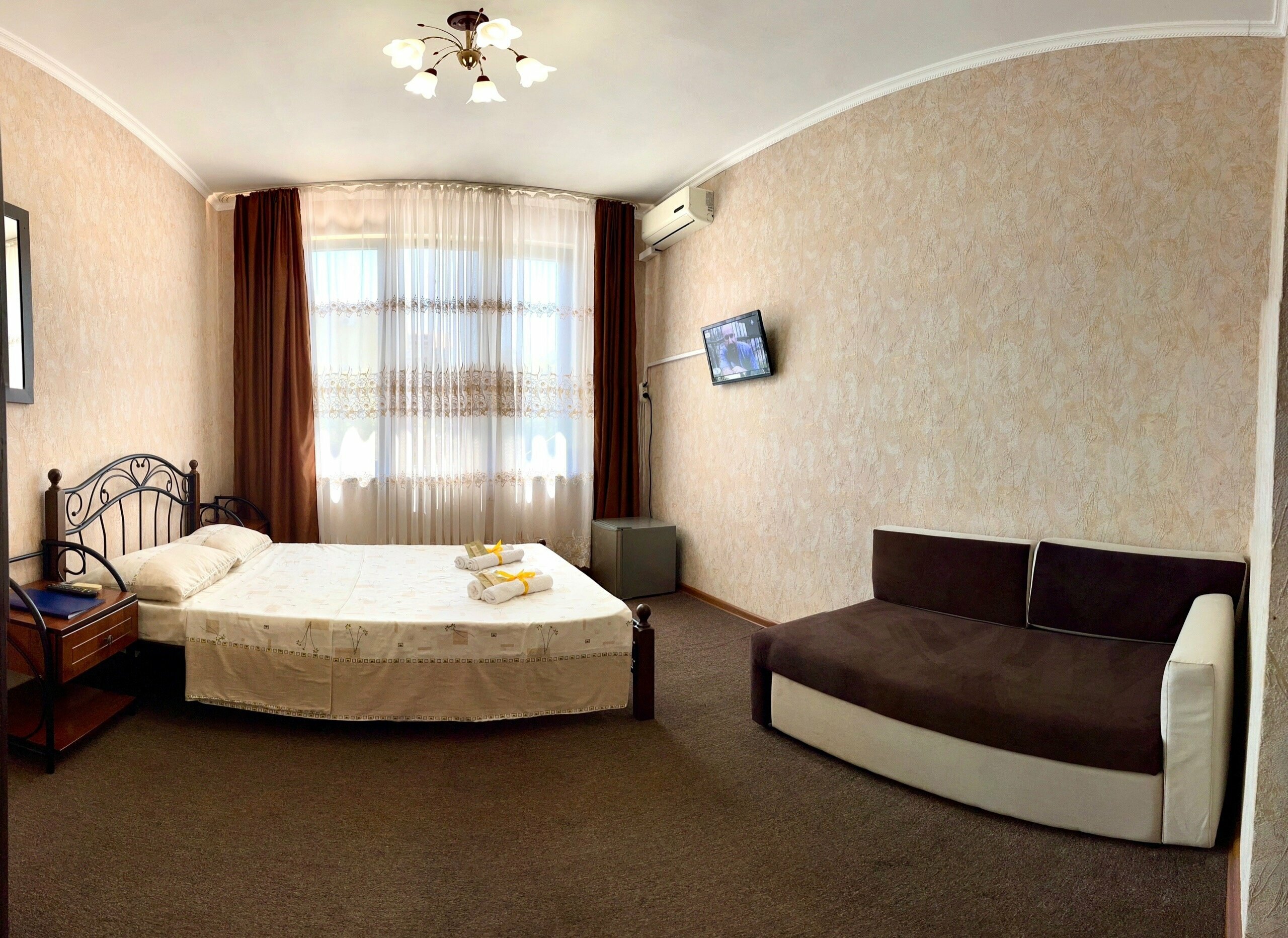 Трехместный номер эконом-класса с общей ванной комнатой