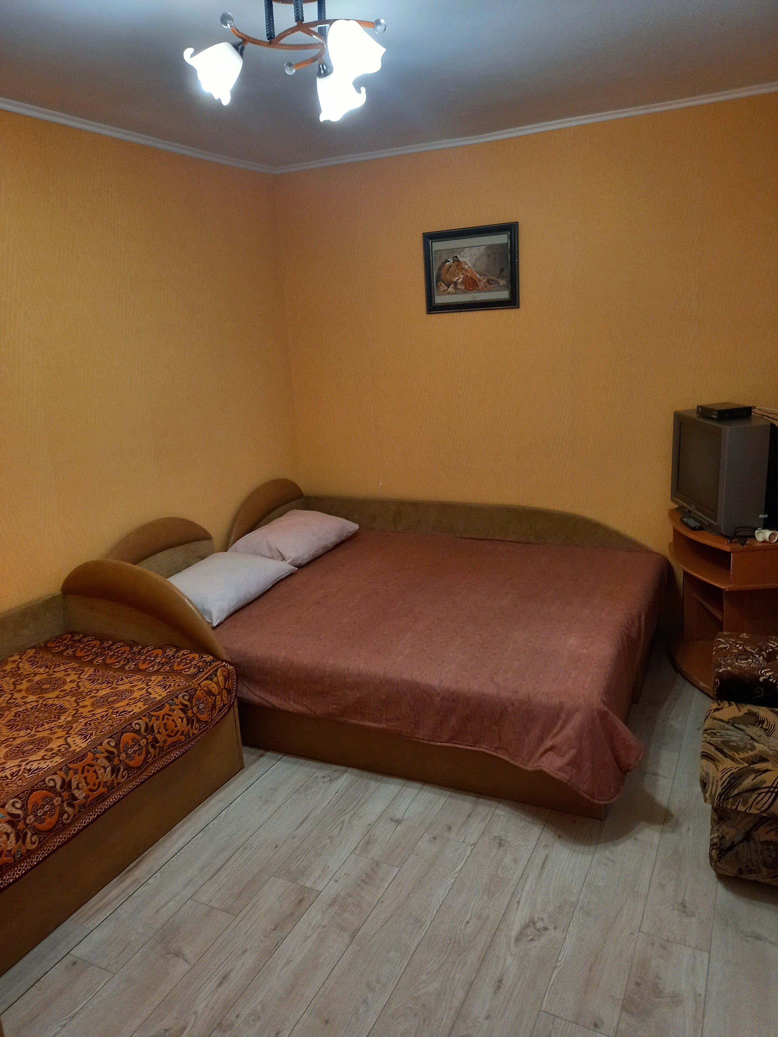 Трехместный номер с общей ванной комнатой