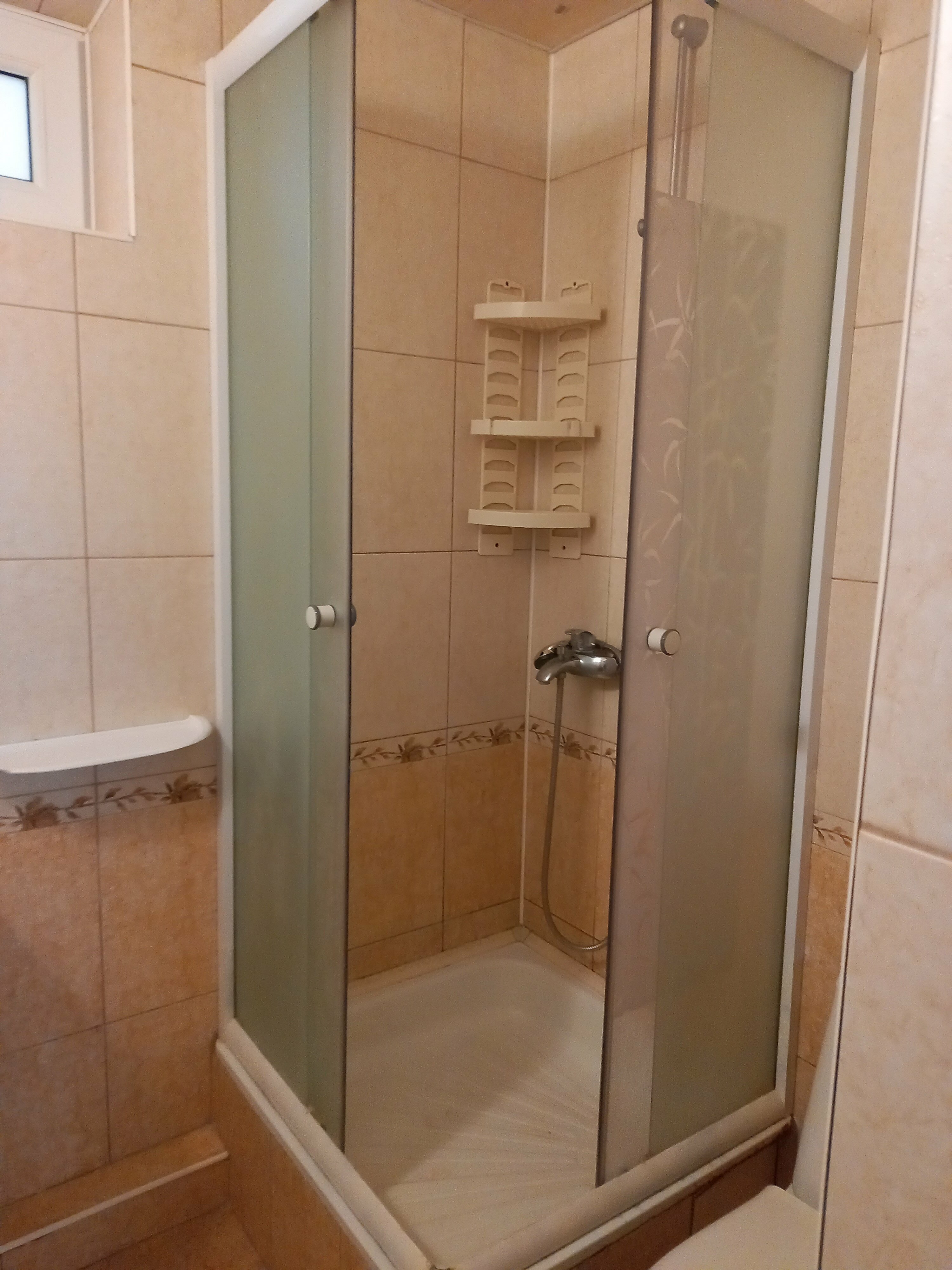 Трехместный номер с общей ванной комнатой