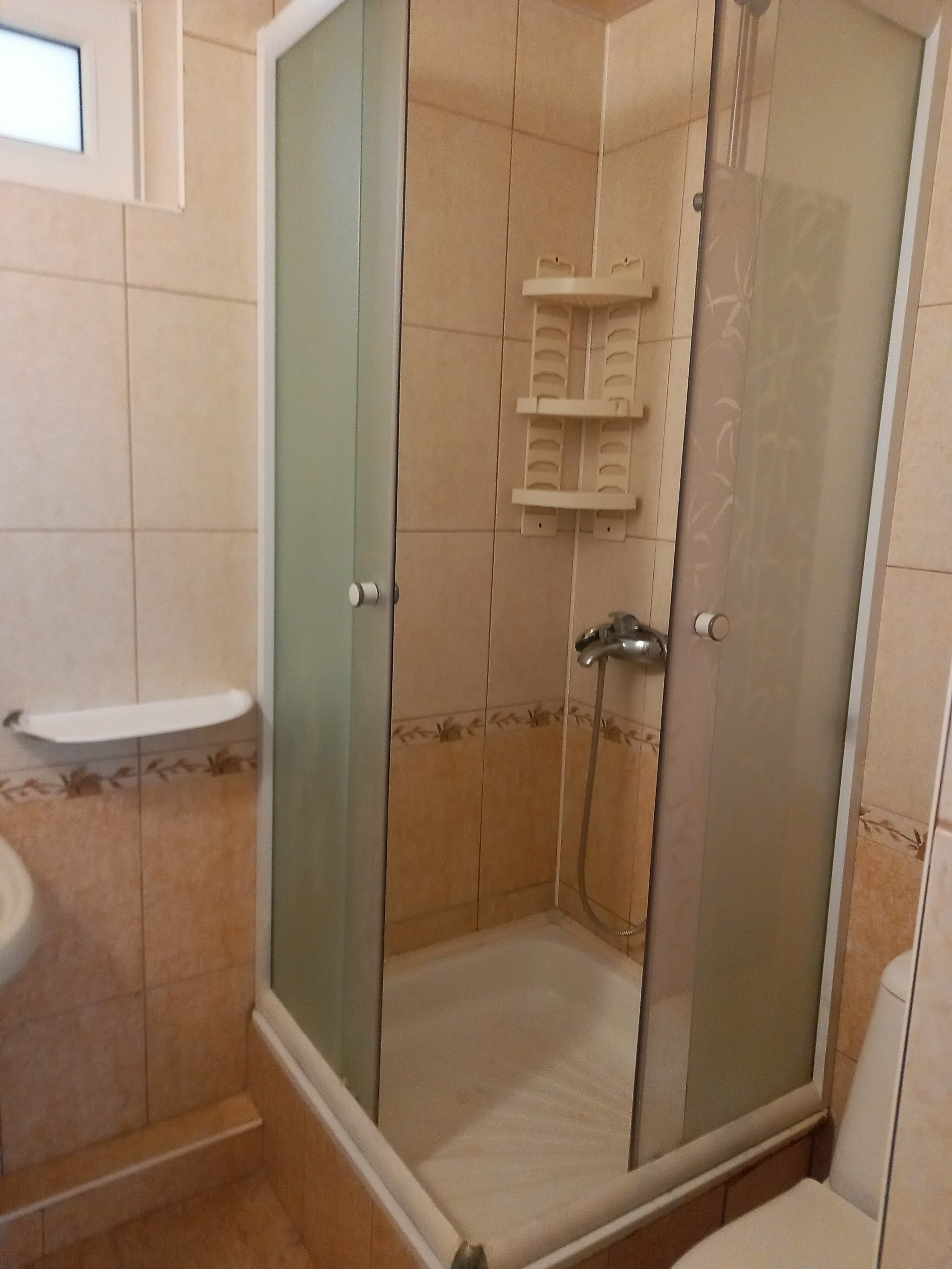 Трехместный номер с общей ванной комнатой