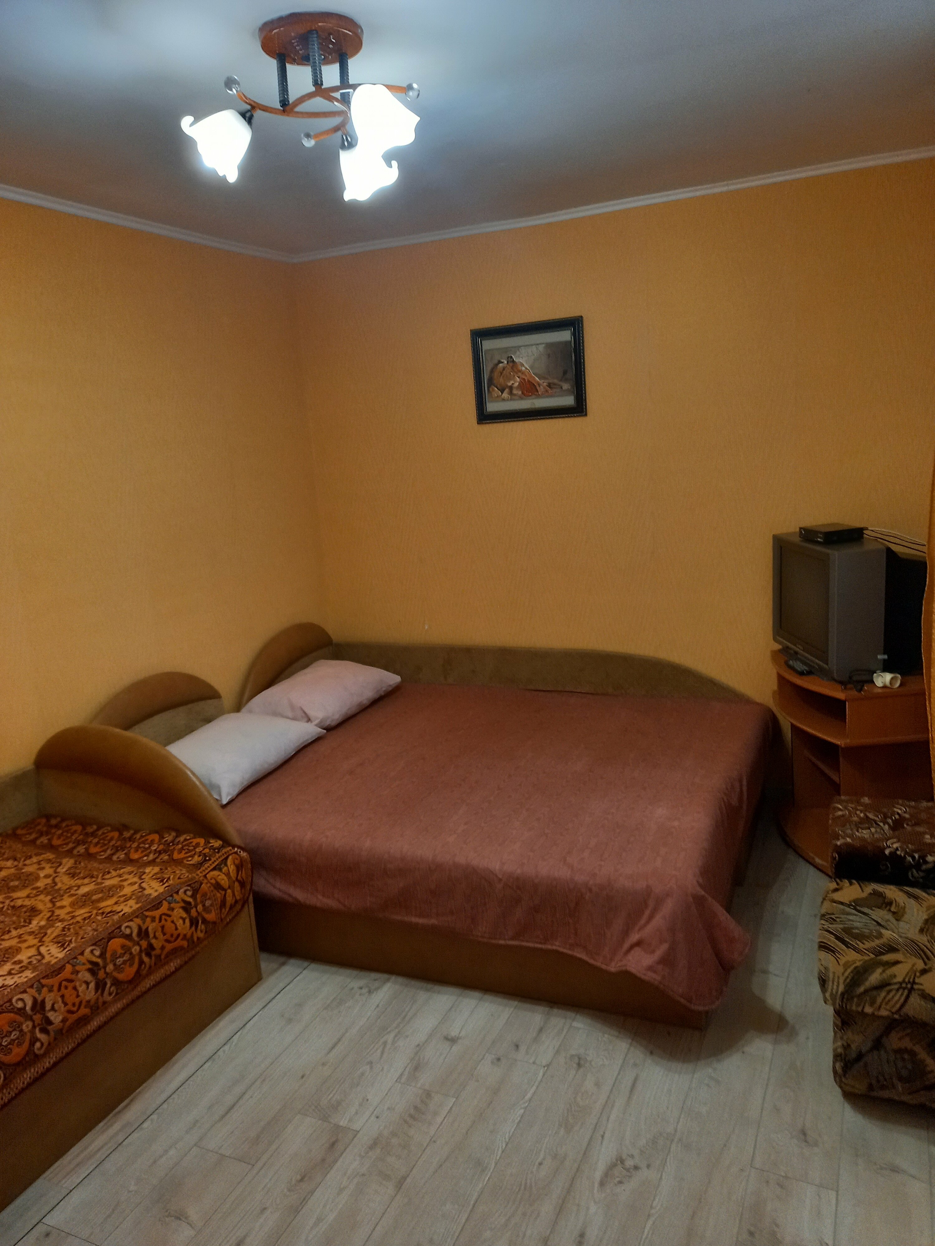 Трехместный номер с общей ванной комнатой