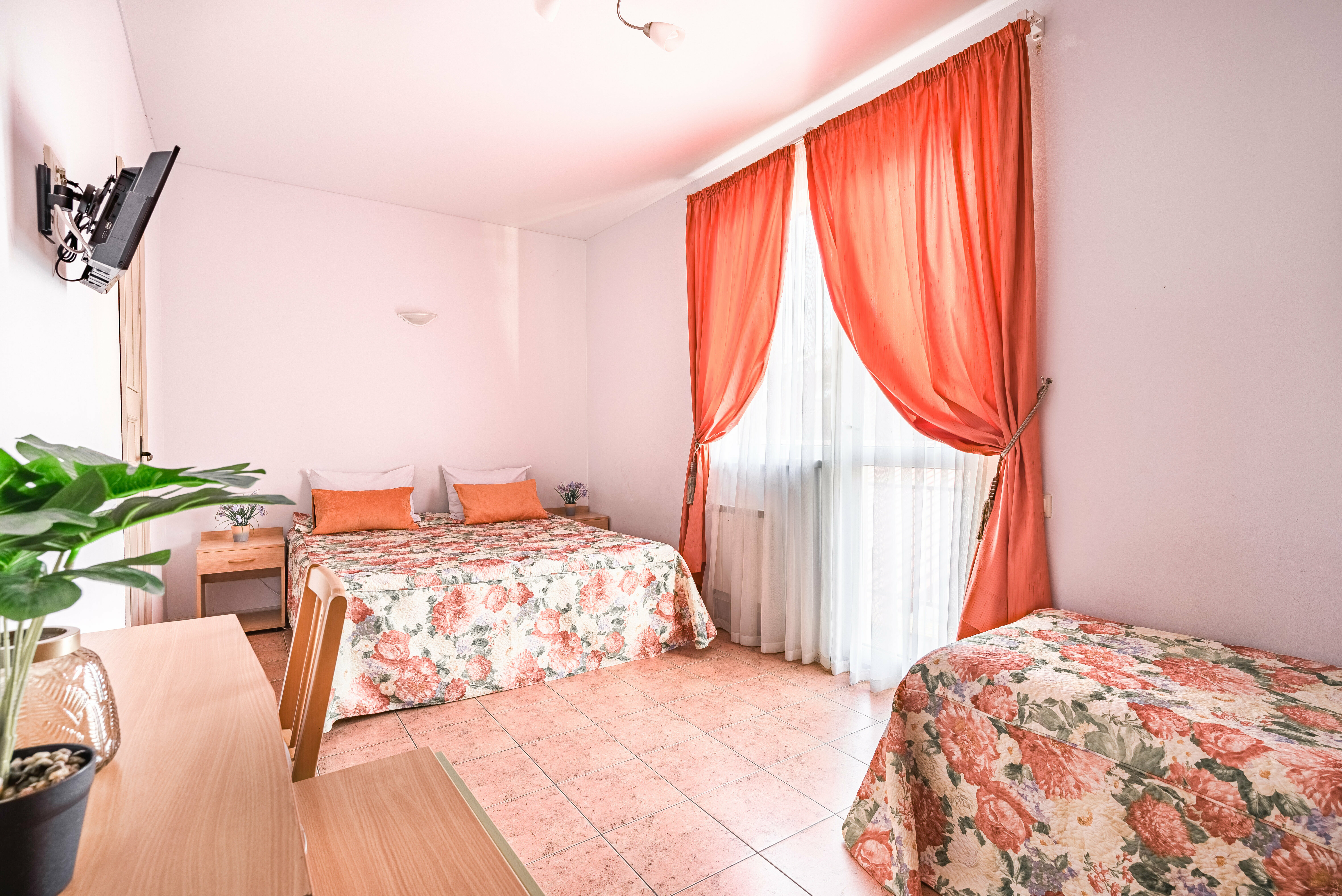 Трехместный номер с балконом