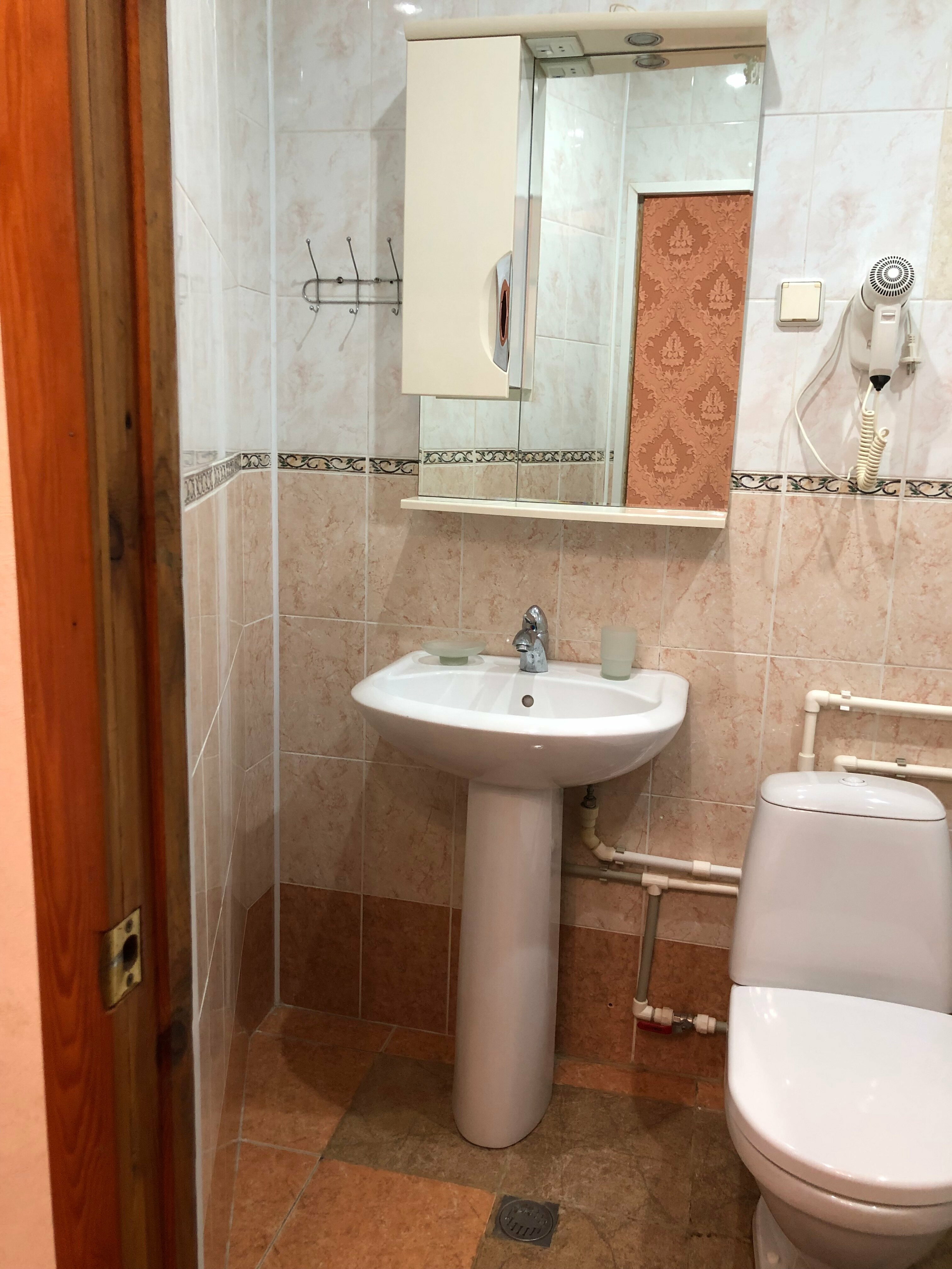 Трехместный номер с собственной ванной комнатой