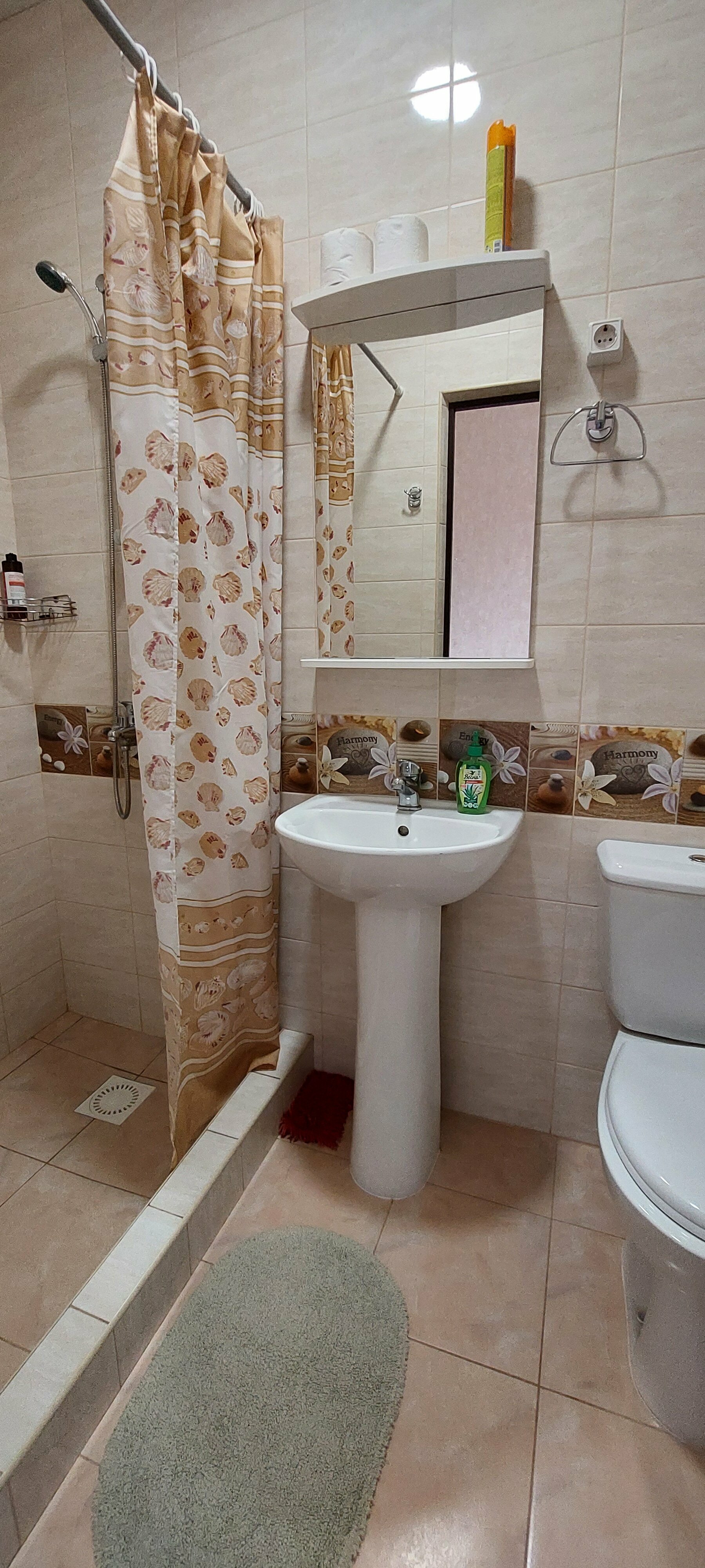 Трехместный номер с общей ванной комнатой