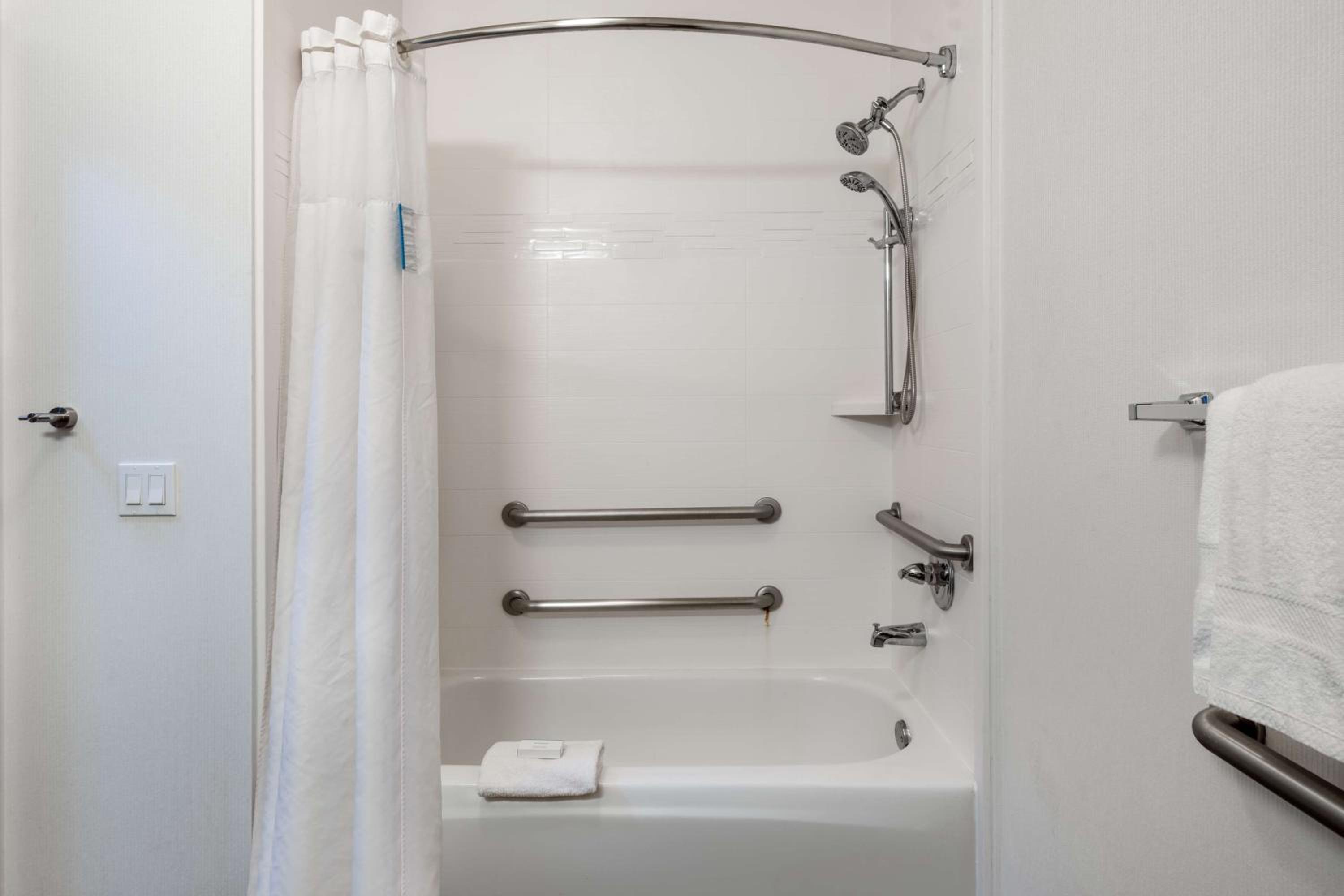 King Room with Bath Tub - Disability Access