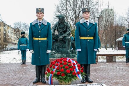 Руководство МЧС России возложило цветы к комплексу памятников на Аллее славы в честь Дня защитника Отечества