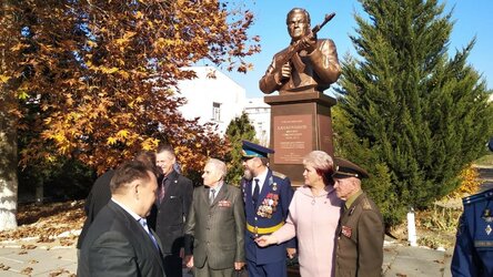 В севастопольской школе №29 установили бюст Калашникова