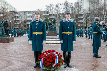 Руководство МЧС России возложило цветы к комплексу памятников на Аллее славы в честь Дня защитника Отечества