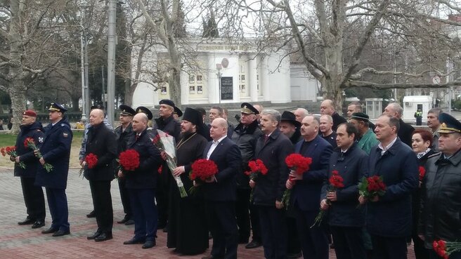 Церемония возложения цветов к мемориалу в честь героев второй обороны Севастополя