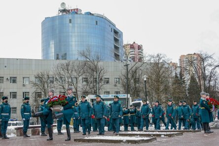 Руководство МЧС России возложило цветы к комплексу памятников на Аллее славы в честь Дня защитника Отечества