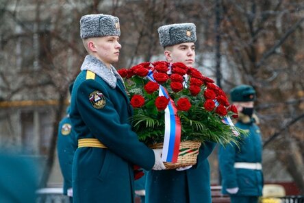 Руководство МЧС России возложило цветы к комплексу памятников на Аллее славы в честь Дня защитника Отечества