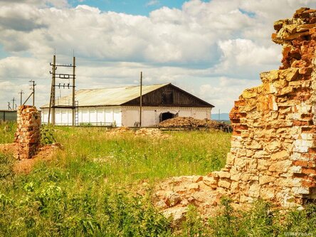 Старинные постройки в посёлке Красный Партизан