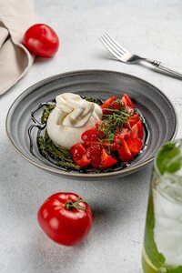 Буррата с томатами и клубникой 220 г