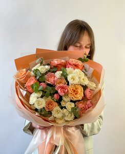 Букет из роз с эвкалиптом