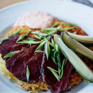 Швейцарские Roesti с пастрами из говядины