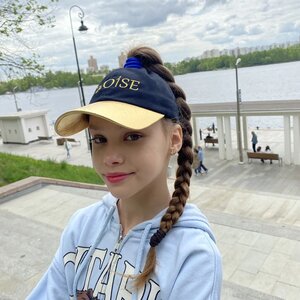 Кепка CHOISE чёрная с золотом с вырезом под пучок