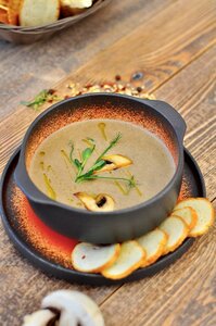 Грибной крем-суп с пшеничными гренками и трюфельным масл