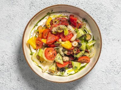 Овощной салат с муссом из греческого сыра