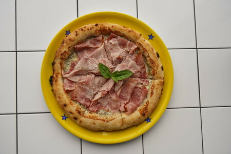 Пицца с ветчиной и трюфельным кремом