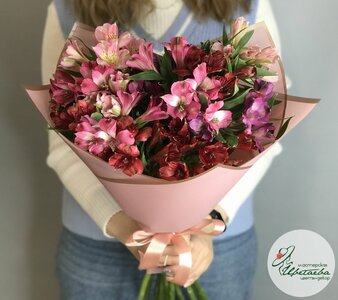 Букет из 15 веток альстромерий