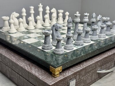 Шахматы из камня подарочные "Стаунтон"