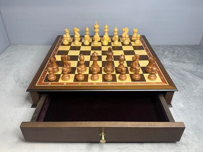 Шахматы подарочные в ларце с фигурами из самшита