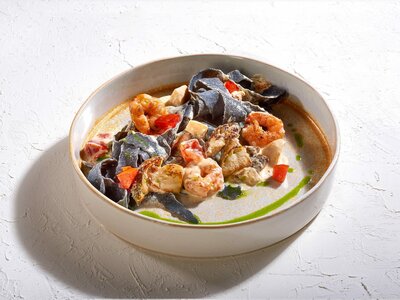 Домашняя черная паста с креветками
