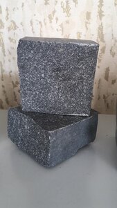 Гранитная брусчатка пилено-колотая из Карандаша Габбро
