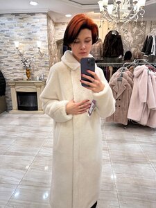 Светлая шуба из экомеха 