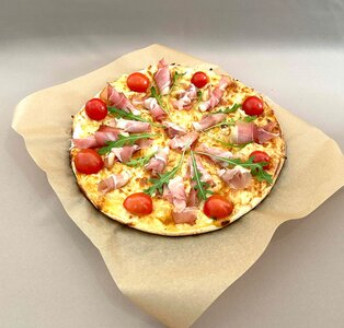 Пицца с Пармской ветчиной и рукколой