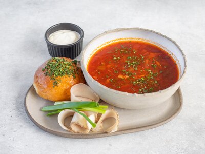 Борщ с салом и пампушкой