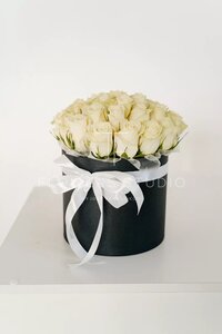 35 белых роз в коробке