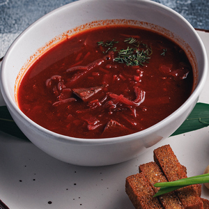 Борщ с говядиной и сметаной, ржаными гренками, салом