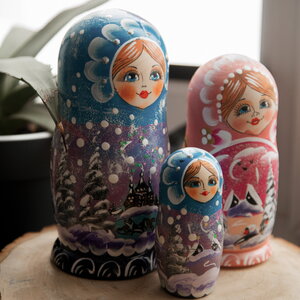Матрешки и расписные сувениры