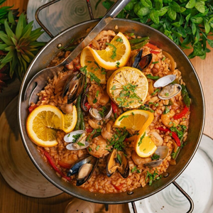 Паэлья с морепродуктами, шафраном и овощами