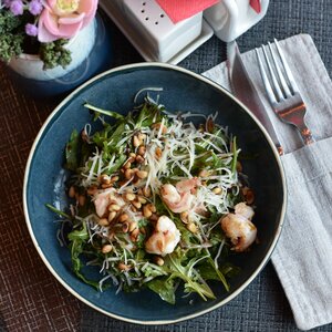 Салат с рукколой и креветками