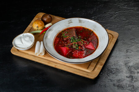 Борщ с говядиной, пампушками, салом и сметаной 