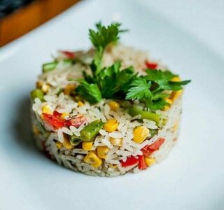 Белоснежный рис с овощами
