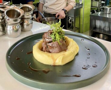 Медальоны из говяжьей вырезки с картофельным пюре под со