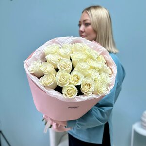 25 белых Эквадорских роз в оформлении