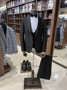 Классический смокинг с прямым лацканом