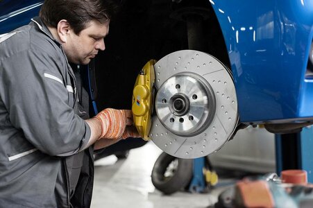Замена передних тормозных колодок BMW и MINI